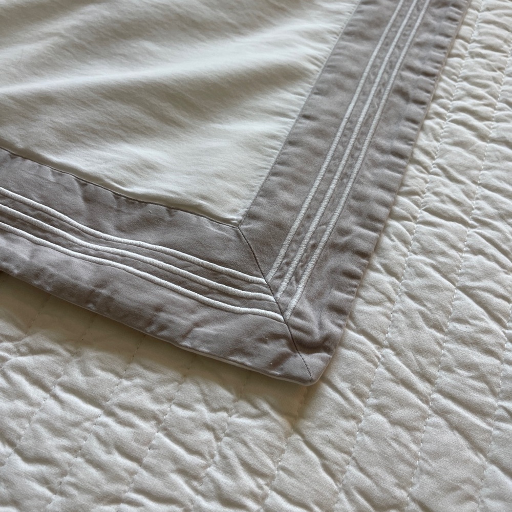 Signoria | Sateen Standard Shams (Set of 2) - Picture 2 of 4